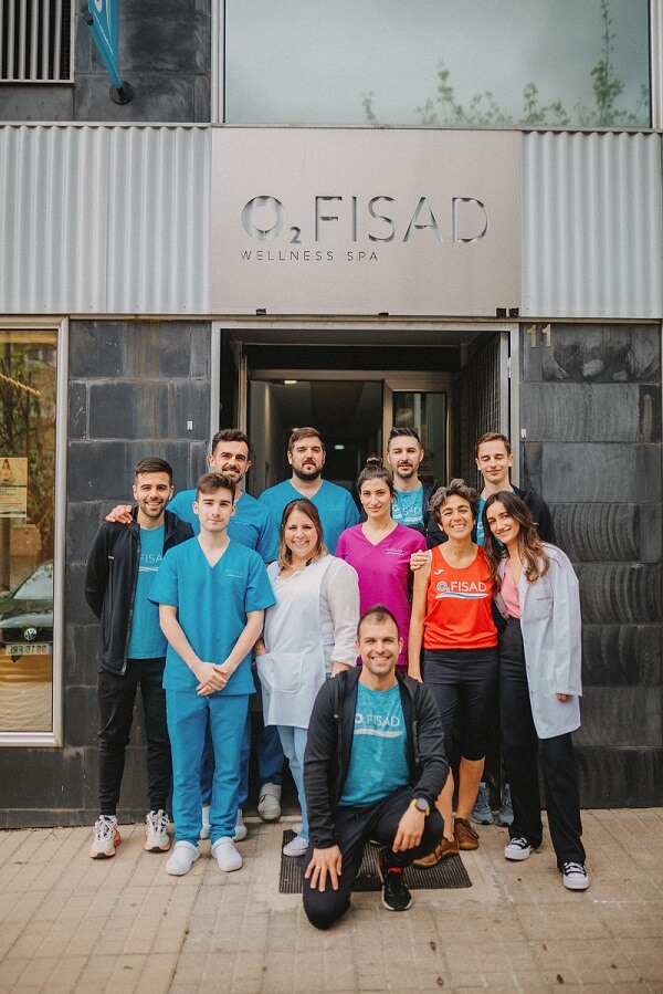 Equipo de O2 Fisad en la entrada de la clínica de fisioterapia en Ponferrada